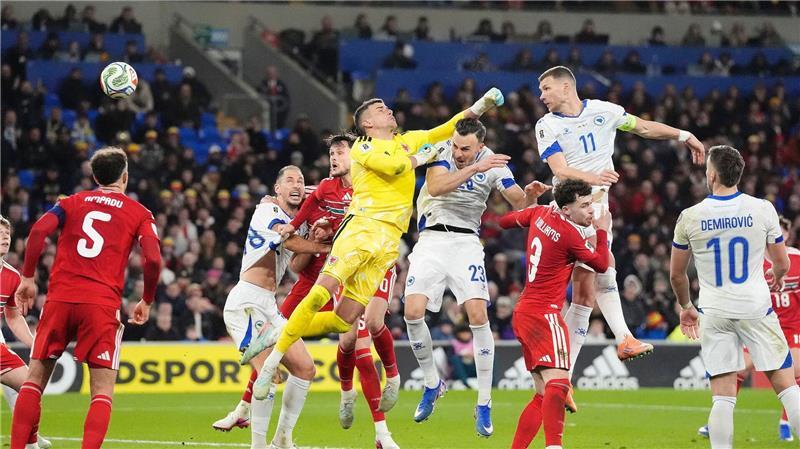 Edin Dzeko (r. oben) glich im Playoff-Halbfinale für Bosnien-Herzegowina aus. (Archivbild)