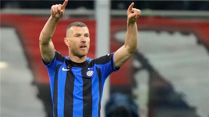 Edin Dzeko soll angeblich ein Kandidat für einen Schalke-Transfer sein. (Archivbild) 