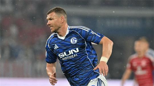 Edin Dzeko soll auch in der Bundesliga für Schalke stürmen. (Archivbild)
