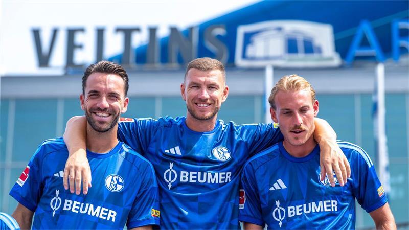 Edin Dzeko und die Jungs.