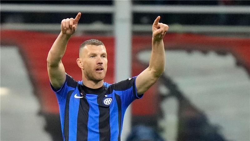 Edin Dzeko will künftig auch auf Schalke jubeln. (Archivbild)