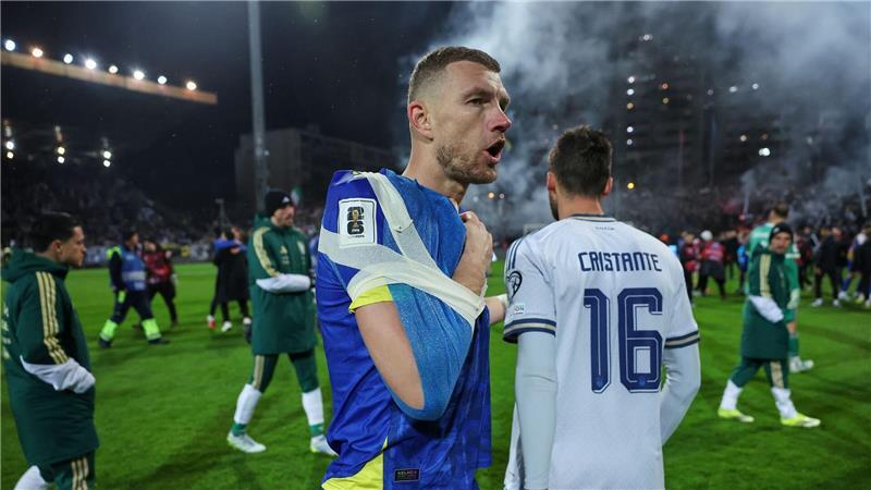 Edin Dzeko wurde direkt verarztet.