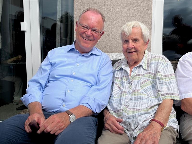 Edith Lüngen wohnt im Convivo-Wohnpark in Fredenbeck. Sie ist 97 Jahre alt, seit 74 Jahren Mitglied der SPD – und sie hat eine Frage an Stephan Weil: „Sorgt Ihr auch mal dafür, dass ein Bus bis zu uns fährt?„
