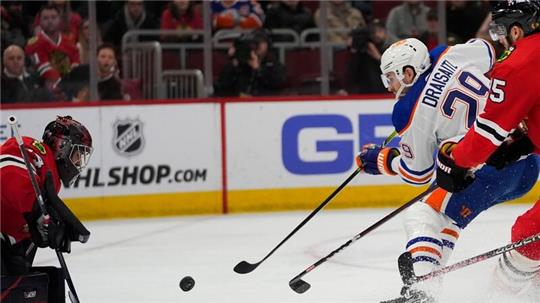 Edmontons Leon Draisaitl (29) scheitert an Torwart Petr Mrazek von den Chicago Blackhawks.