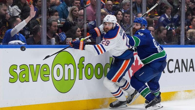 NHL: Draisaitl und Oilers droht Playoff-Aus Edmontons Leon Draisaitl (l) im Zweikampf mit Ian Cole von den Vancouver Canucks.