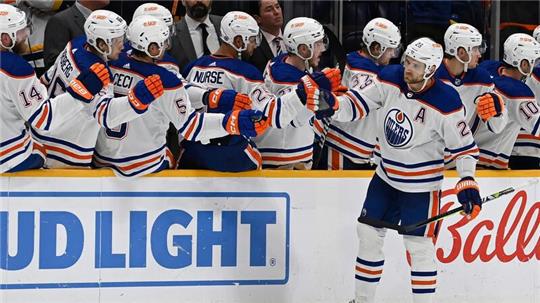 Edmontons Leon Draisaitl (r) nimmt nach seinem Treffer die Glückwünsche der Teamkollegen entgegen.