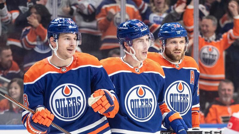 Edmontons Zach Hyman (l-r), Ryan Nugent-Hopkins und Leon Draisaitl feiern ein Tor gegen die Philadelphia Flyers.