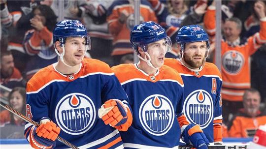 Edmontons Zach Hyman (l-r), Ryan Nugent-Hopkins und Leon Draisaitl feiern ein Tor gegen die Philadelphia Flyers.