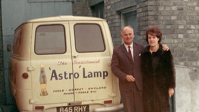 Edward Craven Walker, der Erfinder der „Astro Lavalampe“, mit seiner Frau.