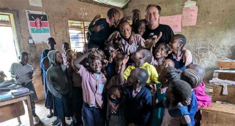Edwin Meppelink hilft Schülern in Kenia.