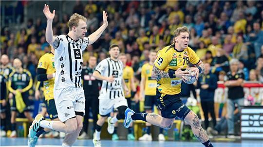 Edwind Aspenbäck (r) von den Rhein-Neckar Löwen zieht gegen den Kieler Eric Johansson davon.