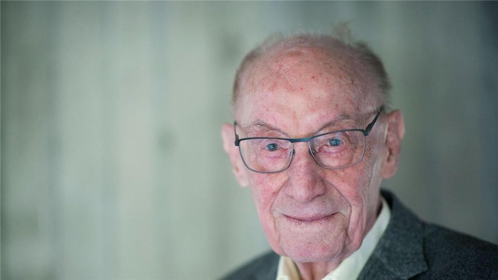 Edzard Reuter, ehemaliger Vorstandsvorsitzender der Daimler-Benz AG, ist am 27. ...