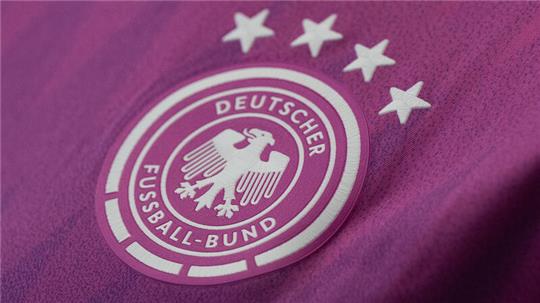 Egal, ob in Weiß oder Pink: Vorgesetzte können das Tragen des deutschen und anderer Trikots am Arbeitsplatz verbieten.