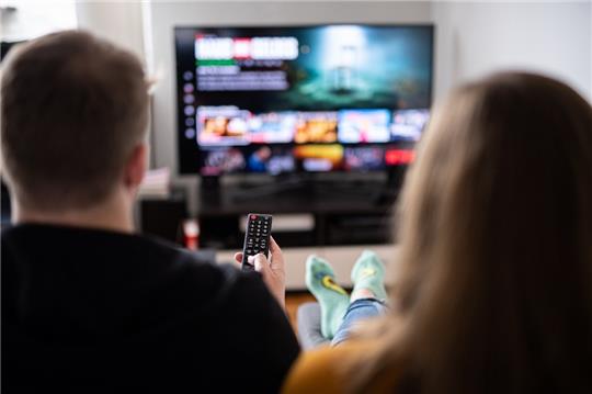 Egal wie sparsam er sein mag: Ein riesiger Fernseher bedeutet am Ende immer einen höheren Stromverbrauch verglichen mit kleineren Geräten.