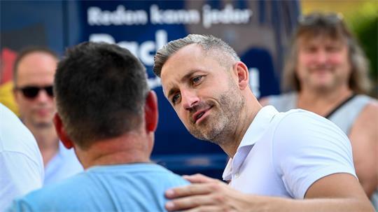 Egal, wo Ulrich Siegmund (AfD) im Wahlkampf hinkam – Hunderte Menschen wollten bei den Terminen ein Foto mit dem AfD-Politiker machen. (Archivbild)
