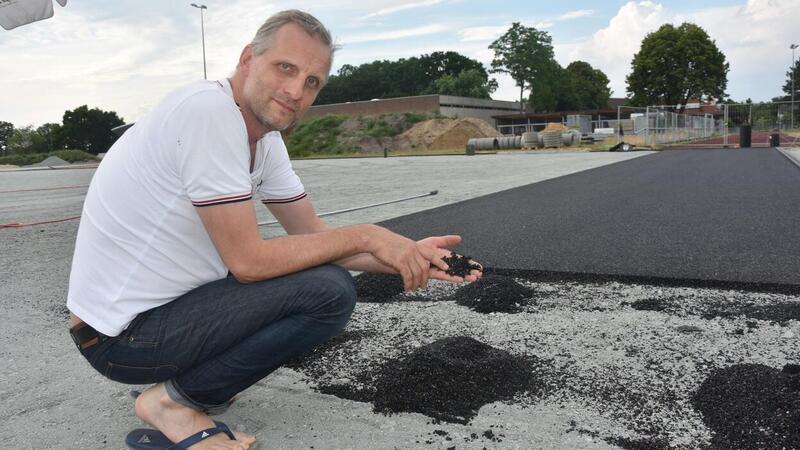 Morddrohung gegen Vereinsvorsitzenden: Unbekannte bewerfen Haus mit Steinen Egbert Haneke, der Vorsitzende des VfL Sittensen, hier auf einem Archivfoto, ist ein Macher. Ohne ihn hätte es den Kunstrasenplatz in Sittensen nie gegeben. Jetzt ist sein Haus mit Steinen beworfen worden. Auf dem Rasen fand man ein Schreiben mit einer Morddrohung.