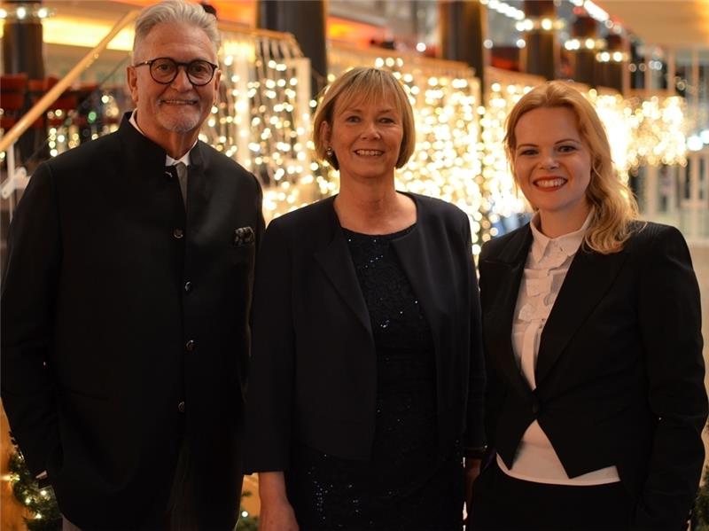 Egon Ahrens geht, Silvia Stolz (rechts) kommt: Aufsichtsratsvorsitzende Silvia Nieber verabschiedete Ahrens in den Ruhestand. Foto Strüning