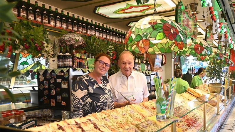 Mamamia! Mit Familie Greger abends auf dem Hamburger Sommerdom Egon Greger hat die Pizzaschaufel bereits an seine Tochter Christin weitergegeben.