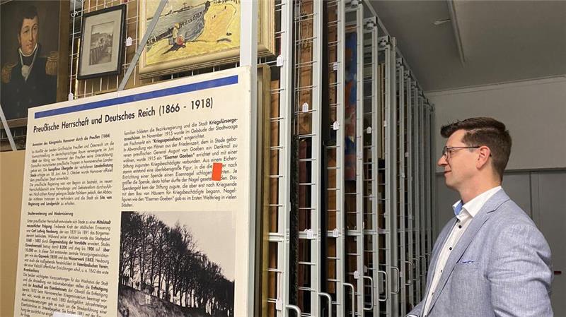 Egon Pankow von der Fielmann-Niederlassung in Stade wirft einen Blick zwischen die Gitterwände des Gemälde-Magazins.