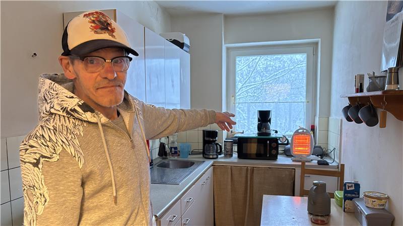 Egon Quednau hat sich zwei Heizlüfter angeschafft, damit er in seiner Wohnung nicht frieren muss.