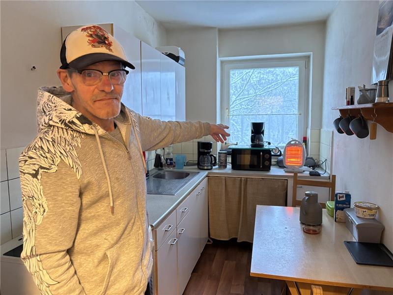 Hochhaus ohne Heizung: Mieter suchen verzweifelt Wohnungen in Stade Egon Quednau hat sich zwei Heizlüfter angeschafft, damit er in seiner Wohnung nicht frieren muss.