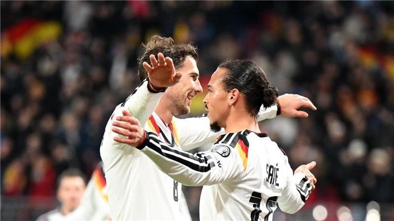 Ehemalige Teamkollegen bei Bayern: Goretzka und Sane.