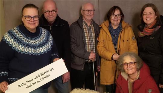 Ehepaar Grimm hat mit Mitgliedern des Kirchenvorstands die Ausstellung vorbereitet: Sabine Dreyer (von links), Hartmut Köhlmann, Volker und Margarete Grimm, Ingeborg Carmesin und Pastorin Claudia Brandy.