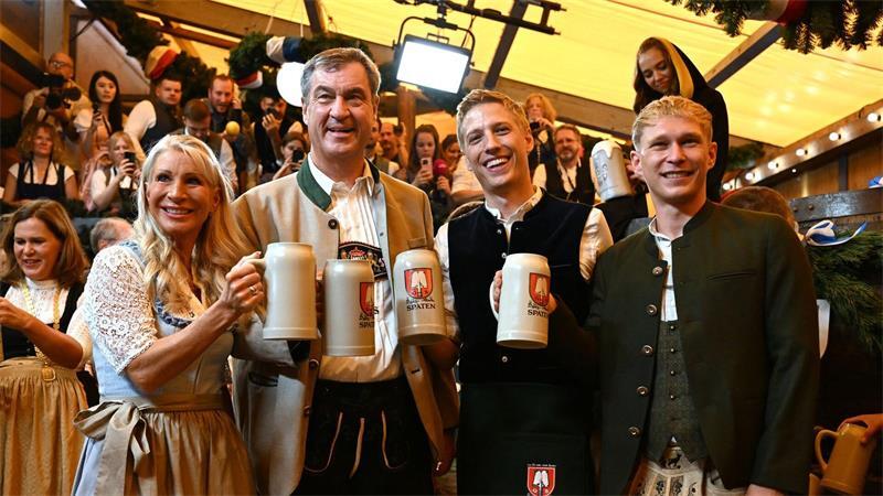 „Bilderbuchstart“ und Söder-Lob: Krause eröffnet Oktoberfest Ehepaar Söder und Krause mit seinem Verlobten