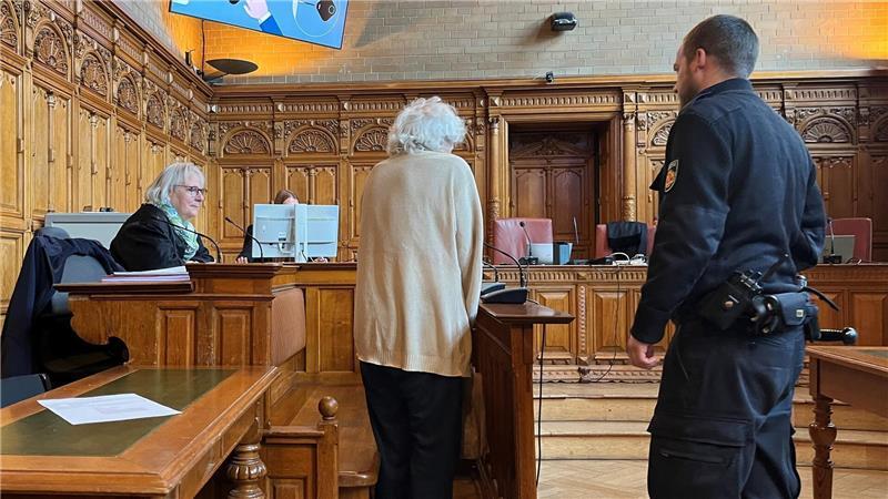 Eher klein und von schmächtiger Statur, wirres Haar um den Kopf und eine Pappklemme auf der Nase, die die Brille abstützt: Der 64 Jahre Angeklagte wirkt nicht wie ein Gewalttäter. Aber er soll vor den Augen von dessen Kindern auf einen Mann geschossen haben.