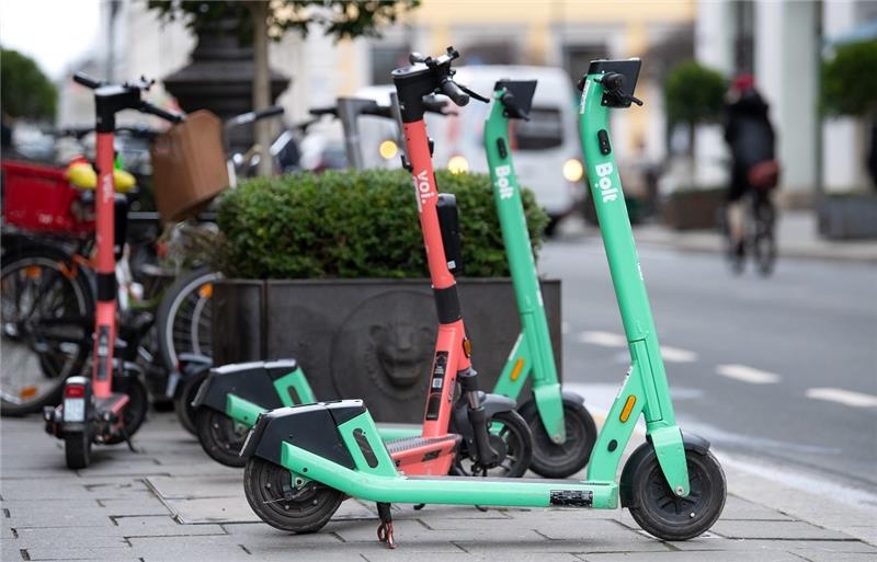 E-Scooter-Ärger: Neue Regeln in Hamburg Eher symbolisch: Bolt ruft Tandemfahrer in der App zur Räson, verhindert die Weiterfahrt aber auch nicht. Foto: Sven Hoppe/dpa-tmn
