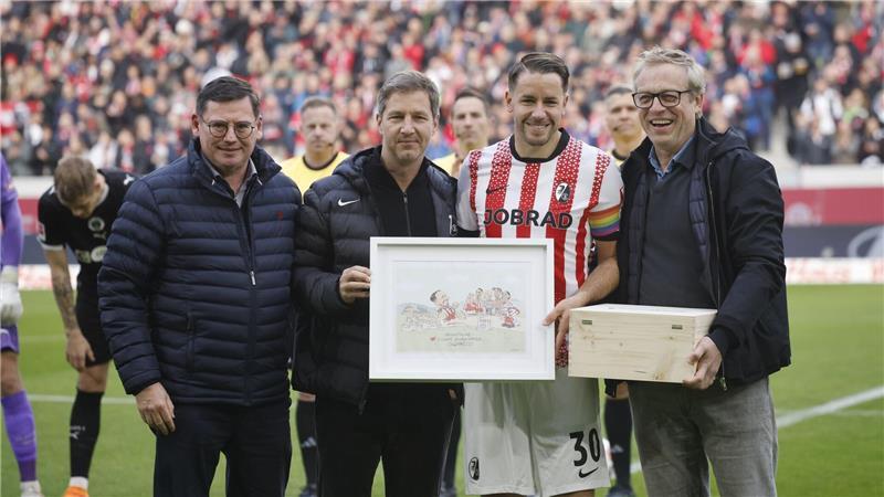 Ehre schon vor dem Anpfiff: Christian Günter wurde als Rekordspieler gewürdigt.