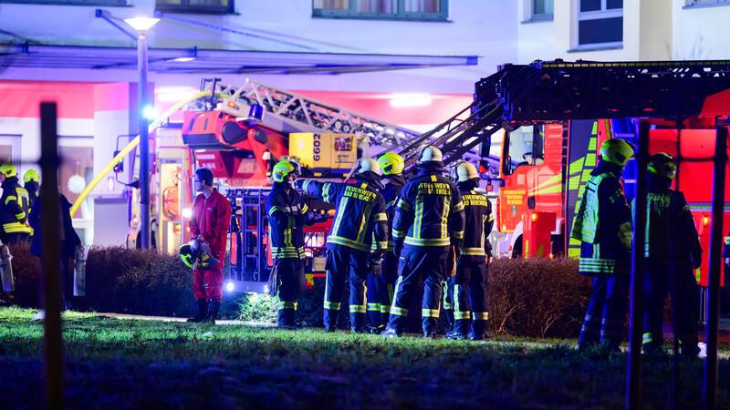 Ehrenamtliche Einsatzkräfte der Feuerwehr arbeiten beim Brand im Krankenhaus.