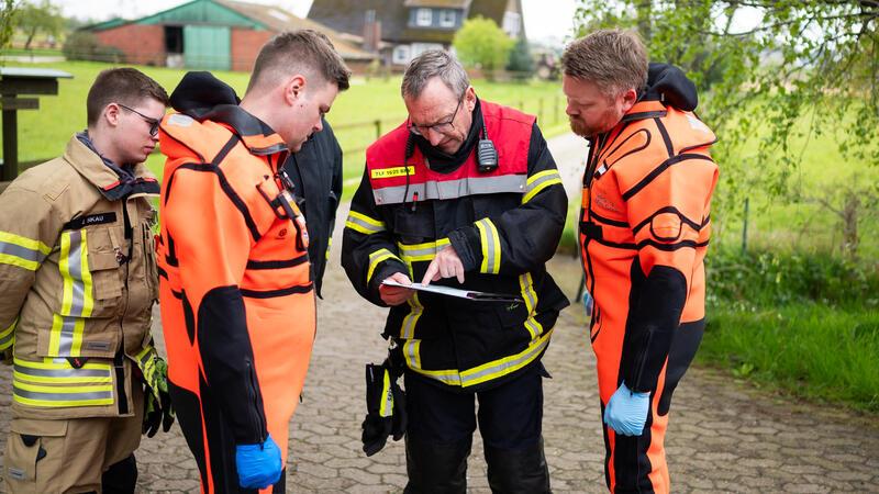 Ehrenamtliche Einsatzkräfte der Feuerwehr bereiten sich am Samstag auf die Suche nach Arian vor. Auch im Kreis Stade wird nach dem vermissten Jungen gefahndet.