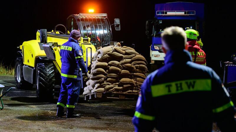 Leichte Entwarnung bei Hochwasser im Serengeti-Park Ehrenamtliche Einsatzkräfte vom THW und der DLRG arbeiten an einem Deich neben der Zufahrt zum Serengeti-Park.