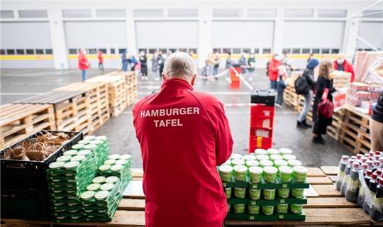 Ehrenamtliche der Hamburger Tafel sammeln Spenden. Foto: dpa