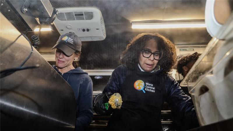 Ehrenamtliche versorgen Opfer des Feuers in Kalifornien, darunter Schauspielerin Jennifer Garner (links) und die Kongressabgeordnete Sydney Kamlager Dove.