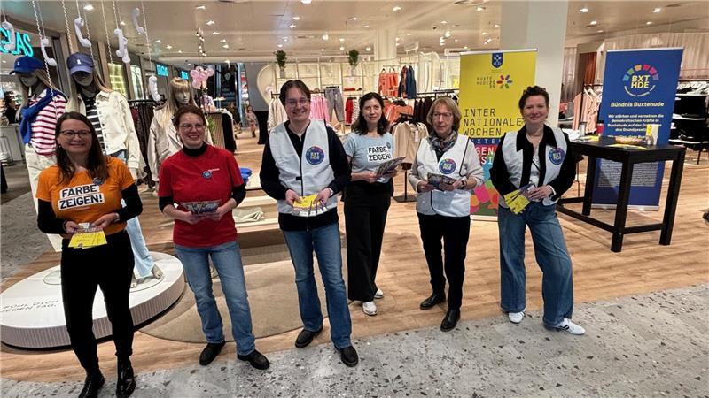 Ehrenamtliche vom Bündnis Buxtehude verteilten zum Auftakt der Internationalen Wochen gegen Rassismus im Modehaus Stackmann Programmhefte an Kundinnen und Kunden.