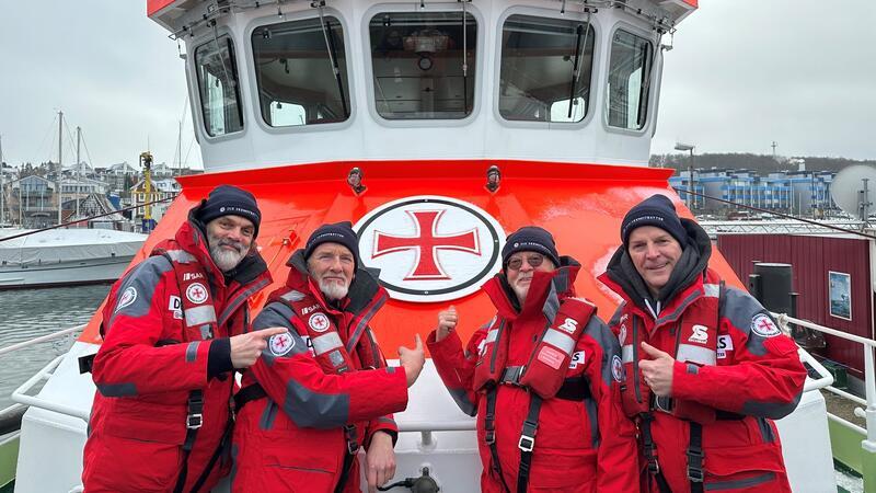 Seenotretter helfen mehr als 3500 Menschen Ehrenamtlicher Botschafter der Seenotretter sind die Band Santiano (l-r): Hans-Timm „Timsen“ Hinrichsen, Björn Both, Peter David „Pete“ Sage und Axel Stosberg.