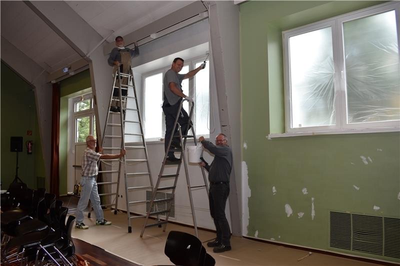 Ehrenamtliches Engagement: Gerd Kreisel, Herbert Scharf, Matthias Gerth und Frank Deppe vom Verein „Lust auf Kultur“ haben am Wochenende die Wände der sanierungsbedürftigen Altländer Festhalle in Jork gestrichen (von links), am Sonntag rück