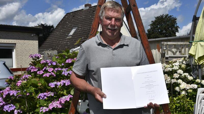 Ehrenbrandmeister Hans-Dieter Holst hat jetzt mehr Zeit für Ehefrau Eveline und sein zweites Hobby, seinen Garten.