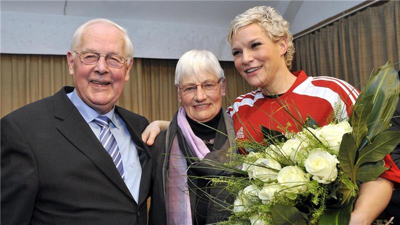 Ehrenbürgerschaft in Köhlen für Ina Müller. Bürgermeister Martin Döscher mit der Entertainerin und ihrer Mutter Erika.
