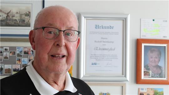 Ehrenmitglied des VfL Stade, Rudi Steinkamp: Die Urkunde hängt neben dem Bild seiner Frau Karin.