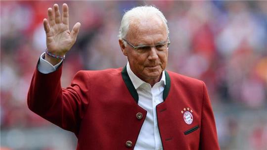 Ehrenpräsident Franz Beckenbauer geht während der Präsentation der Meistermannschaften vor Spielbeginn zum Podium und winkt.