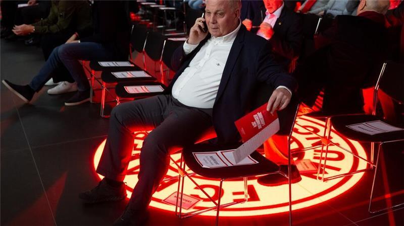 Milliarden und Musiala: Eberl erinnert an Messi und Ronaldo Ehrenpräsident Uli Hoeneß bei der Mitgliederversammlung.