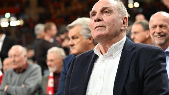 Ehrenpräsident Uli Hoeneß mischt wieder beim FC Bayern mit.