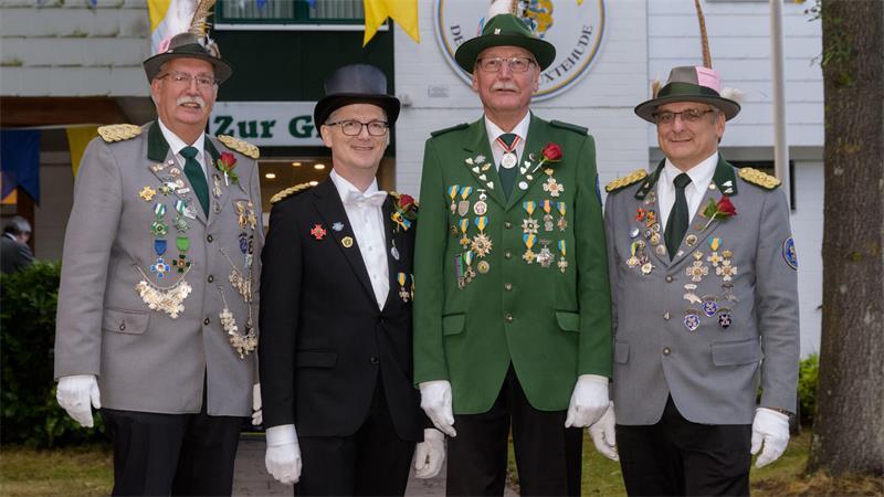 Zapfenstreich in Buxtehude: Das steckt hinter der Schützenfest-Tradition Ehrenpräsidenten Hans-Jürgen Lindner (von links), Präsident Reinhard Meier, der amtierende Schützenkönig Jürgen Meyer sowie der Zweite Vorsitzende Nils Lohmann.