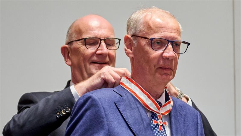 Jauch wird 70 - und meidet Rummel um sich Ehrung als Mäzen für den Erhalt historischer Bauwerke in Potsdam: TV-Moderator Günther Jauch bekommt von Brandenburgs Ministerpräsident Dietmar Woidke den Landesverdienstorden umgehängt.