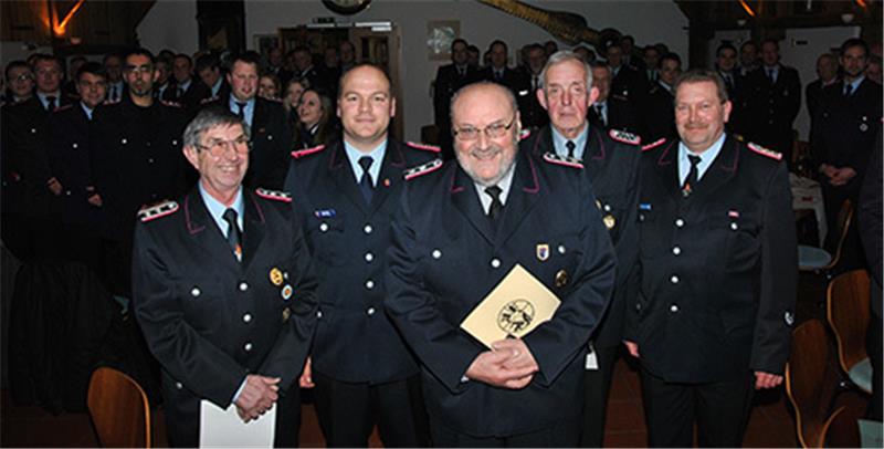 Ehrung bei der Jahreshauptversammlung der Lüher Feuerwehr:  Heinz Hauschild , Henning Klensang, Klaus Feindt,  Klaus Dieter Blome und Andreas Hölting (von links).