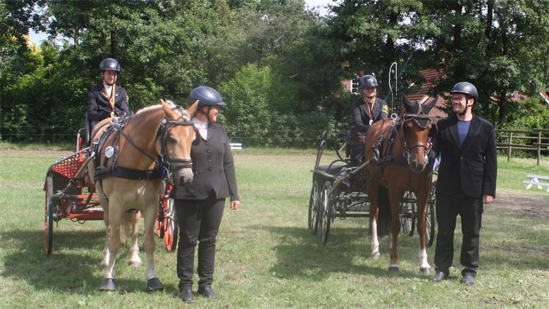 Engelschoff: Der neue Kreismeister der Fahrer ist erst zwölf Jahre alt Ehrung der Kreismeister in Engelschoff: Anton Brinkmann (Gespann links) und Melissa Ziehm bekamen die Medaillen.