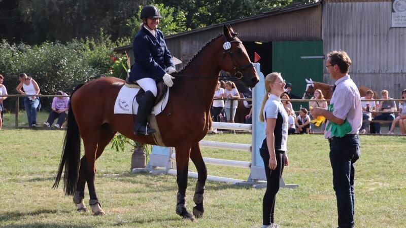 Ehrung im Wettbewerb Jump and Run: Vereinsvorsitzender Olaf Nimmert und die Siegerinnen Maja Suhr (Läuferin) und Hinke Nimmert im Sattel von Countdown.